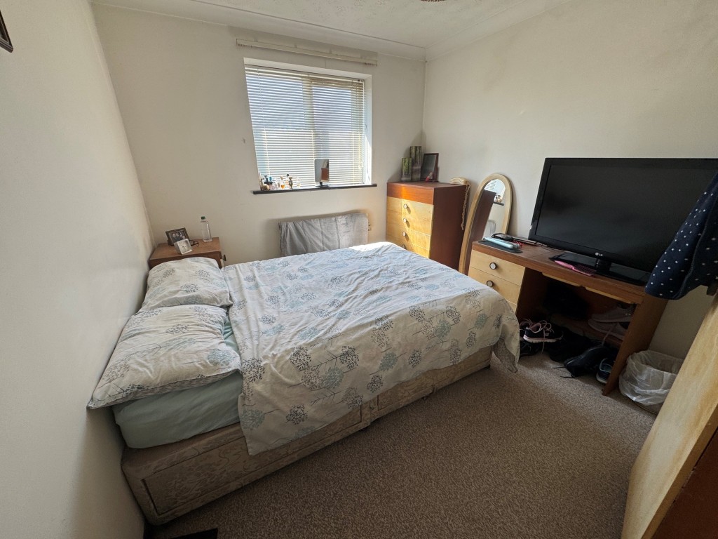 Lot: 109 - TWO-BEDROOM HOUSE FOR INVESTMENT - Bedroom 2